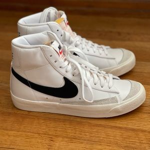 WOMEN’S NIKE BLAZER MID SIZE 8